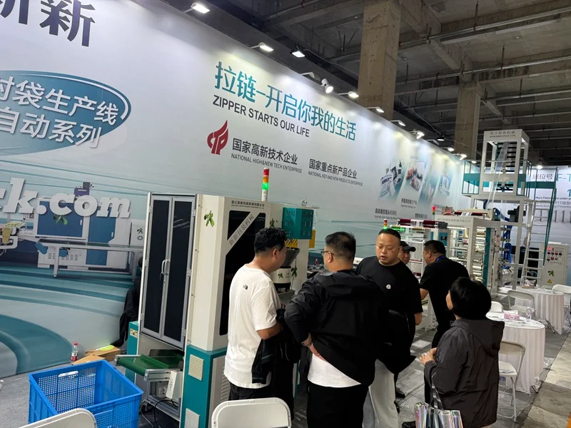 customers discuss zipper bag machine at xinxin booth f-t18