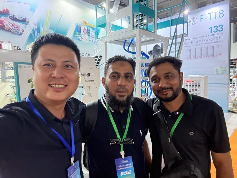 xinxin team take photo with foreign customers at booth f-t18 tongcheng show